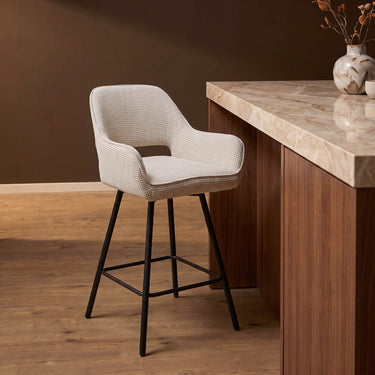 Barkruk Sophie beige aan een kookeiland met marmeren blad