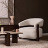 Fauteuil Juun beige met donker beukenhouten frame in een sfeervolle woonkamer