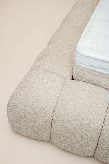 Platformbed Adore Ruby Bouclé Beige – 180x200 cm – Incl. Matras - afbeelding 12