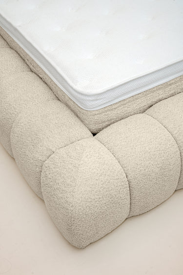 Platformbed Adore Ruby Bouclé Beige – 140x200 cm – Incl. Matras - afbeelding 13