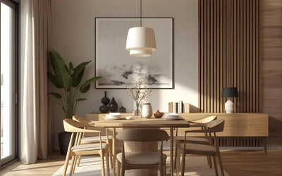 Eetkamer met houten eettafel en gestoffeerde stoelen