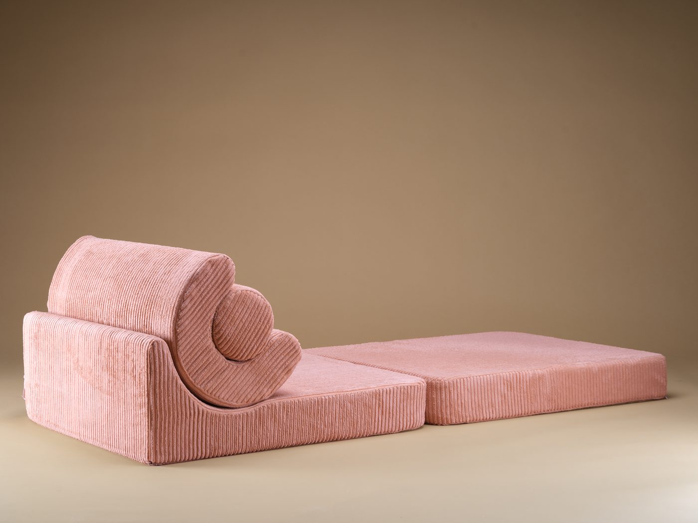 wigiwama flipster 3-in-1 foldable ribbed chair pink mousse — uitgeklapt als bed