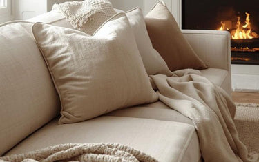 Kussens en plaids combineren: zo maak je je bank (of bed) direct warmer en stijlvoller