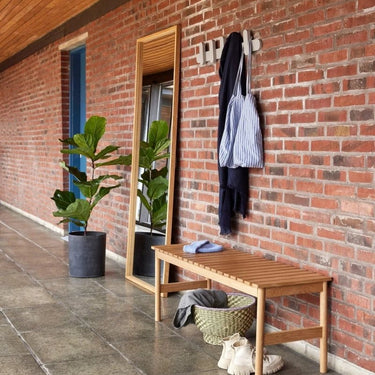 Fröhliche Garderobe hellgrau