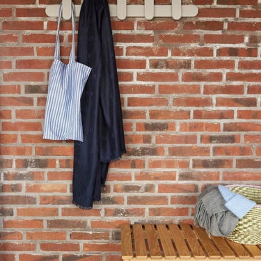 Fröhliche Garderobe hellgrau