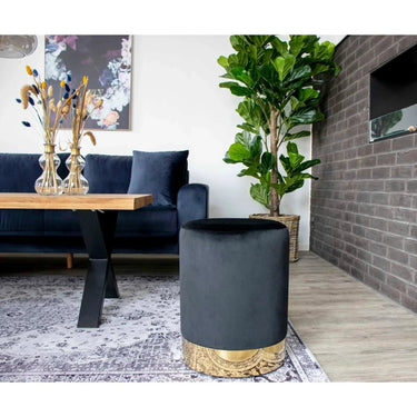 Zwarte fluwelen Hocker met messingkleurige metalen voet