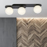 PLAZA 3-lichts plafondlamp - Wit glas plafondlamp met ronde bol - sfeervol in een Modern interieur