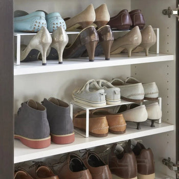 Ausziehbares Schuhregal von Yamazaki Frame – weiß