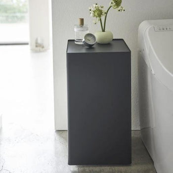 Yamazaki Tower Toilettenpapierhalter auf Rollen – Schwarz