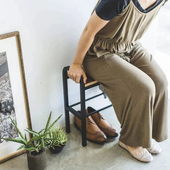 Yamazaki Tower Schuhregal mit Holzablage – Schwarz