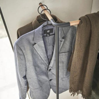 Eckgarderobe am Yamazaki-Turm, angelehnt – schwarz