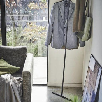 Eckgarderobe am Yamazaki-Turm, angelehnt – schwarz
