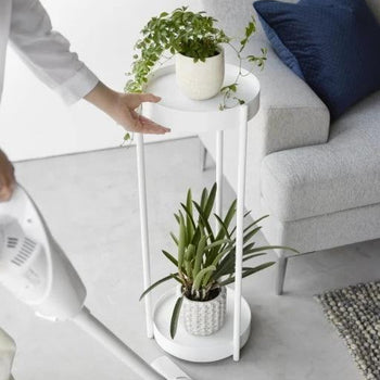 Yamazaki Tower 2-stöckiger Pflanzenständer auf Rollen - weiß