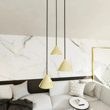 ELITE 3-lichts hanglamp - Gouden driehoek kappen hanglamp met lampenkap - sfeervol in een Minimalistisch interieur