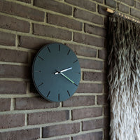 Wandklok Zwart op Donker eikenfineer - Ø28 Koperen Wijzers