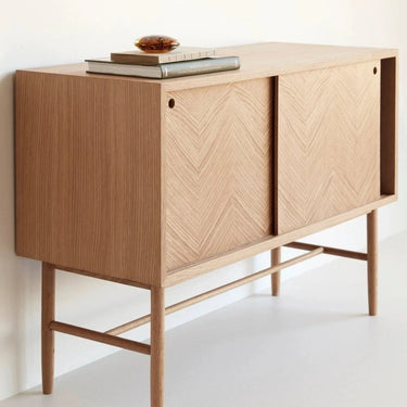 Sideboard im Fischgrätmuster mit Schiebetüren, Natur
