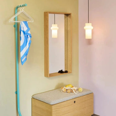 Blaue, stehende Garderobe
