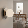 K1 1-lichts wandlamp - Wit glas - Zwart frame - sfeervol in een Minimalistisch interieur