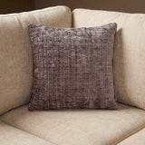 MySofa sierkussen 45 x 45 cm in kleikleurige chenille Cremona 24 op een beige bank