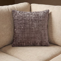 MySofa sierkussen 45 x 45 cm in kleikleurige chenille Cremona 24 op een beige bank