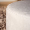 Close-up van de zachte crème velvet Adore 102 en de afgeronde rand van de MySofa poef