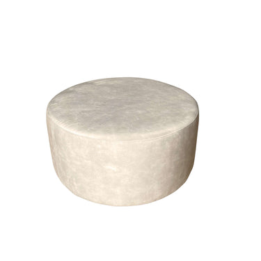 MySofa ronde poef 80 cm in crème velvet op een witte achtergrond