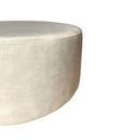 Detail van de zijkant en naad van de crème velvet MySofa poef
