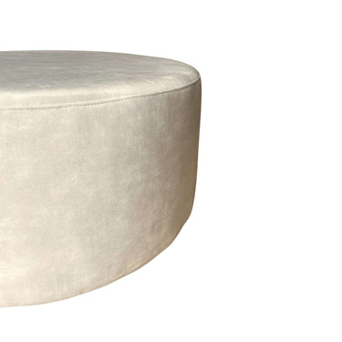 Detail van de zijkant en naad van de crème velvet MySofa poef