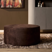 MySofa ronde poef 80 cm in bruin velvet op een hoogpolig vloerkleed voor een lamellenkast