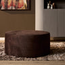 MySofa ronde poef 80 cm in bruin velvet op een hoogpolig vloerkleed voor een lamellenkast