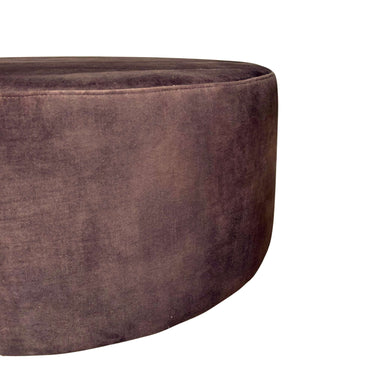 Detail van de zijkant van de bruine velvet MySofa poef 80 cm