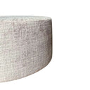 Detail van de zijkant en stofstructuur van de beige MySofa poef