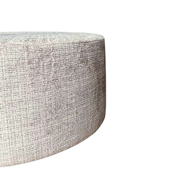 Detail van de zijkant en stofstructuur van de beige MySofa poef