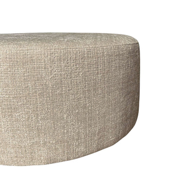Detail van de zijnaad en de stofstructuur van de taupe MySofa poef