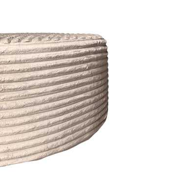 Detail van de horizontale ribben langs de zijkant van de beige MySofa poef