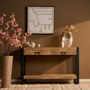 Sidetable Britt 120 cm van naturel mangohout in een sfeervolle hal