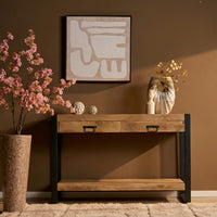 Sidetable Britt 120 cm van naturel mangohout in een sfeervolle hal