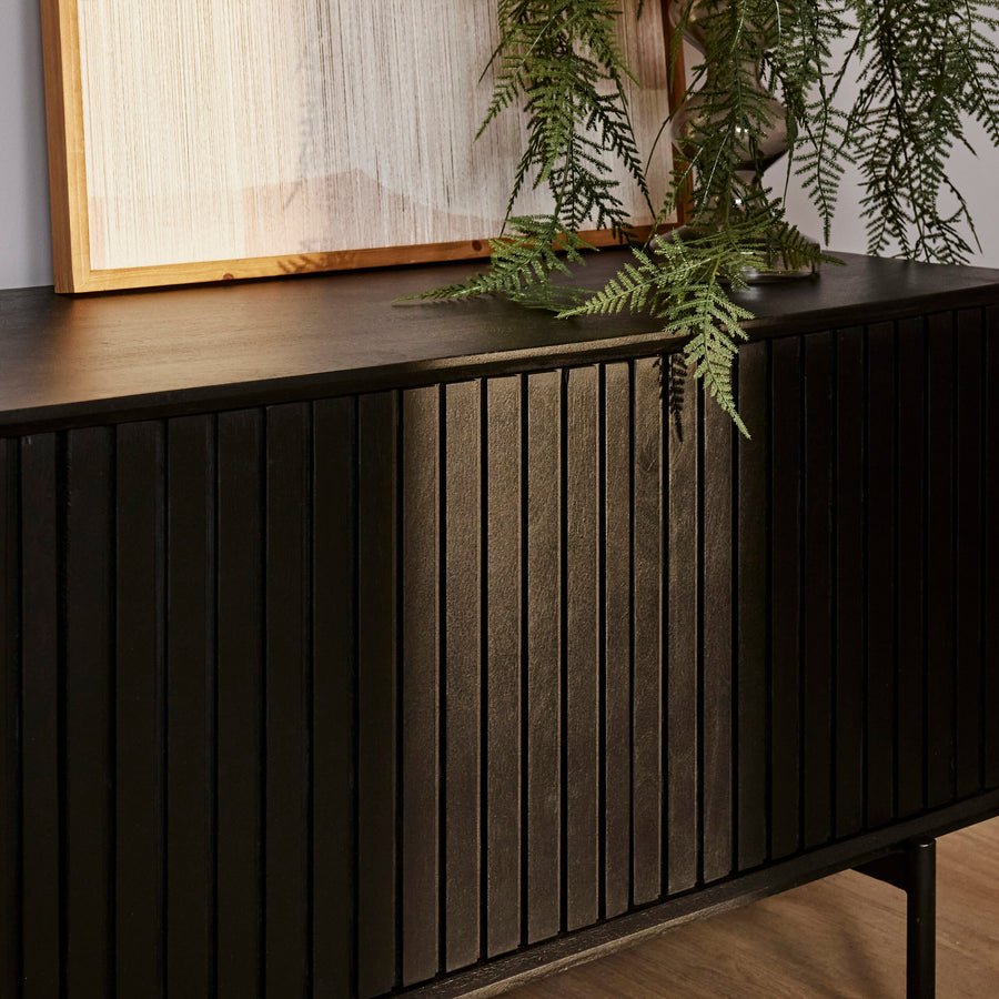 Tv-meubel Madison zwart – Lattenfront in zwart mangohout