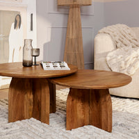 Ronde salontafel Tense 80 cm van massief mangohout in een lichte woonkamer