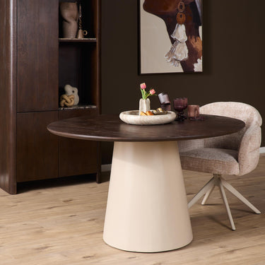 Ronde eettafel Madison bruin met houten kolomvoet - Ø150 cm in een sfeervolle eetkamer