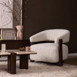 Fauteuil Juun beige met donker beukenhouten frame in een sfeervolle woonkamer