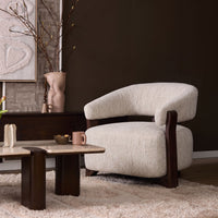 Fauteuil Juun beige met donker beukenhouten frame in een sfeervolle woonkamer