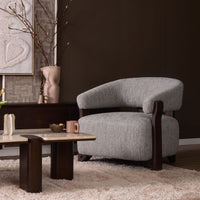 Fauteuil Juun taupe met donker beukenhouten frame in een sfeervolle woonkamer