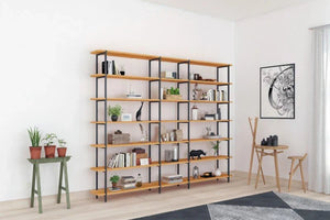 Offener Schrank mit Eichenfurnier und schwarzen Regalböden