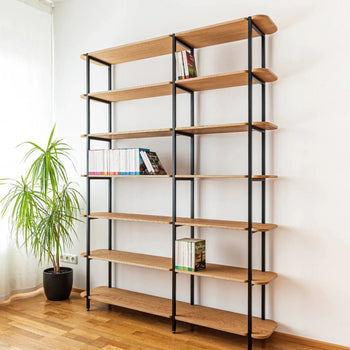Offener Schrank mit Eichenregalen und schwarzen Beinen