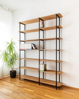 Open kast met eiken planken en zwarte poten