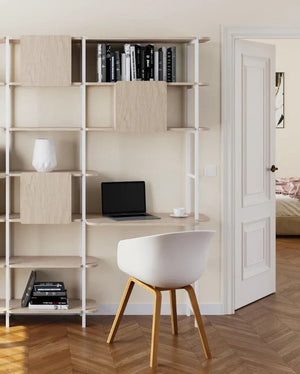 Offener Schrank mit Schreibtisch und Stauschränken – weiß