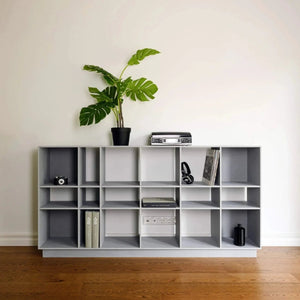 GRID Sideboard mit 3x6 offenen Fächern – hellgrau