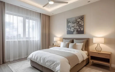 Slaapkamer met bed, nachtkastjes en verlichting.