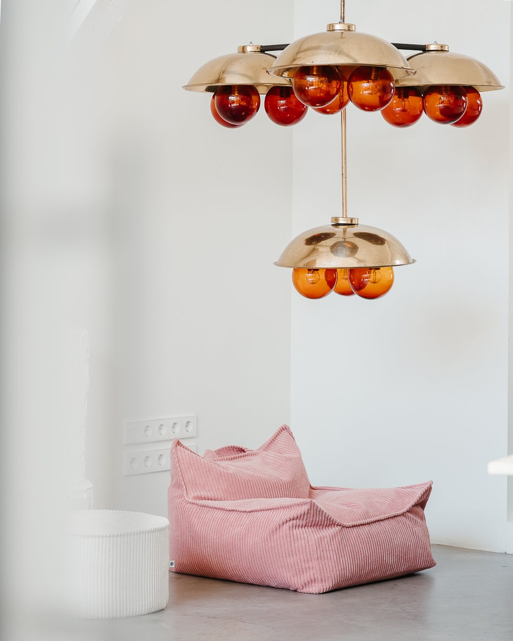 Wigiwama Cord-Sitzsack Rosa Mousse in een kinderkamer
